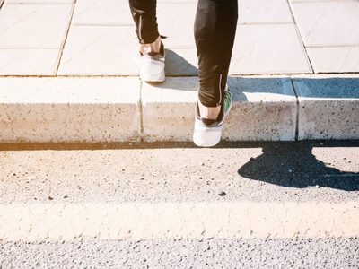 ¿Evitás pisar las líneas de la vereda? La psicológica explica por qué
