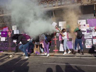 La CDHCM descartó que policías hayan usado gas pimienta contra feministas en la marcha 8M (Videos)