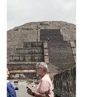 Asesinan a turista en Teotihuacán; sujeto se sube a la Pirámide de la Luna y dispara (Video)