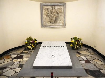 El Vaticano permite acceso al público a la tumba de Benedicto XVI