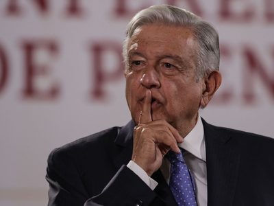 AMLO tilda de "cretinos y corruptazos" a opositores de la reforma electoral al INE