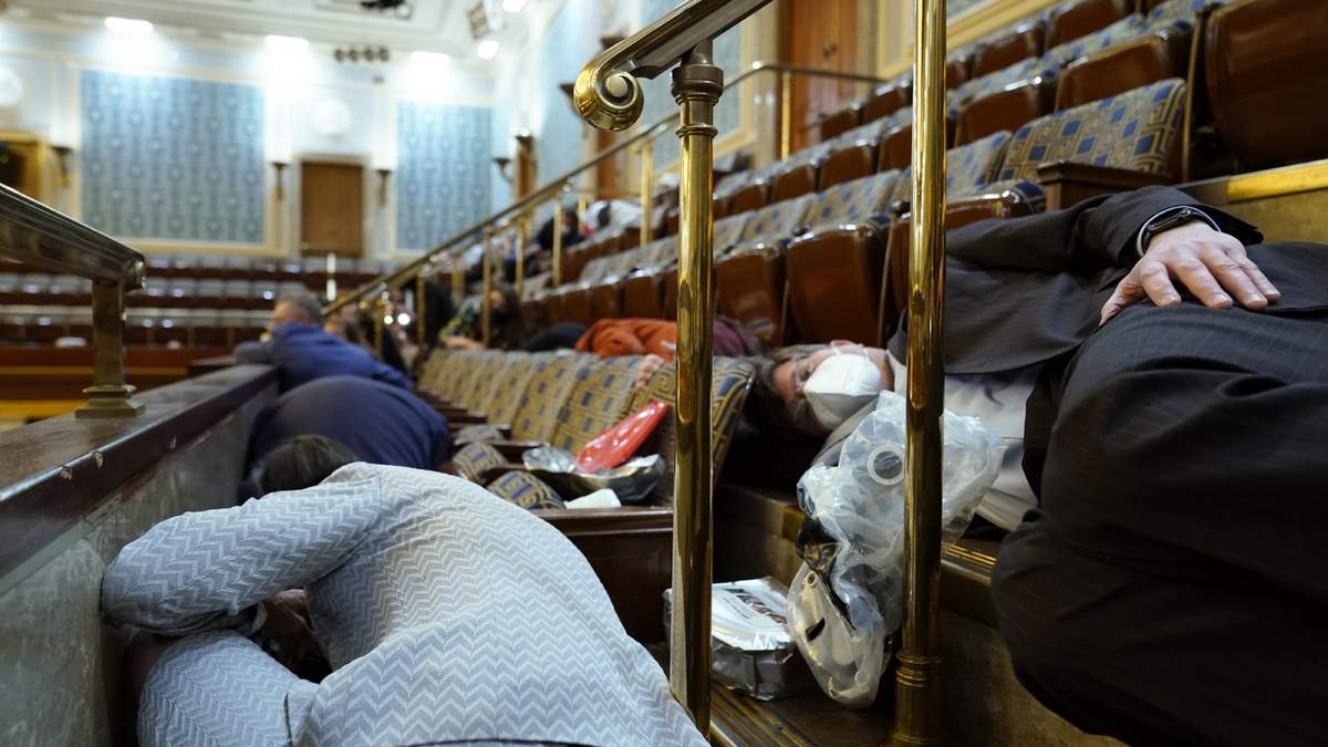 La gente se refugia en la Cámara de Representantes cuando manifestantes intentaban ingresar por la fuerza
