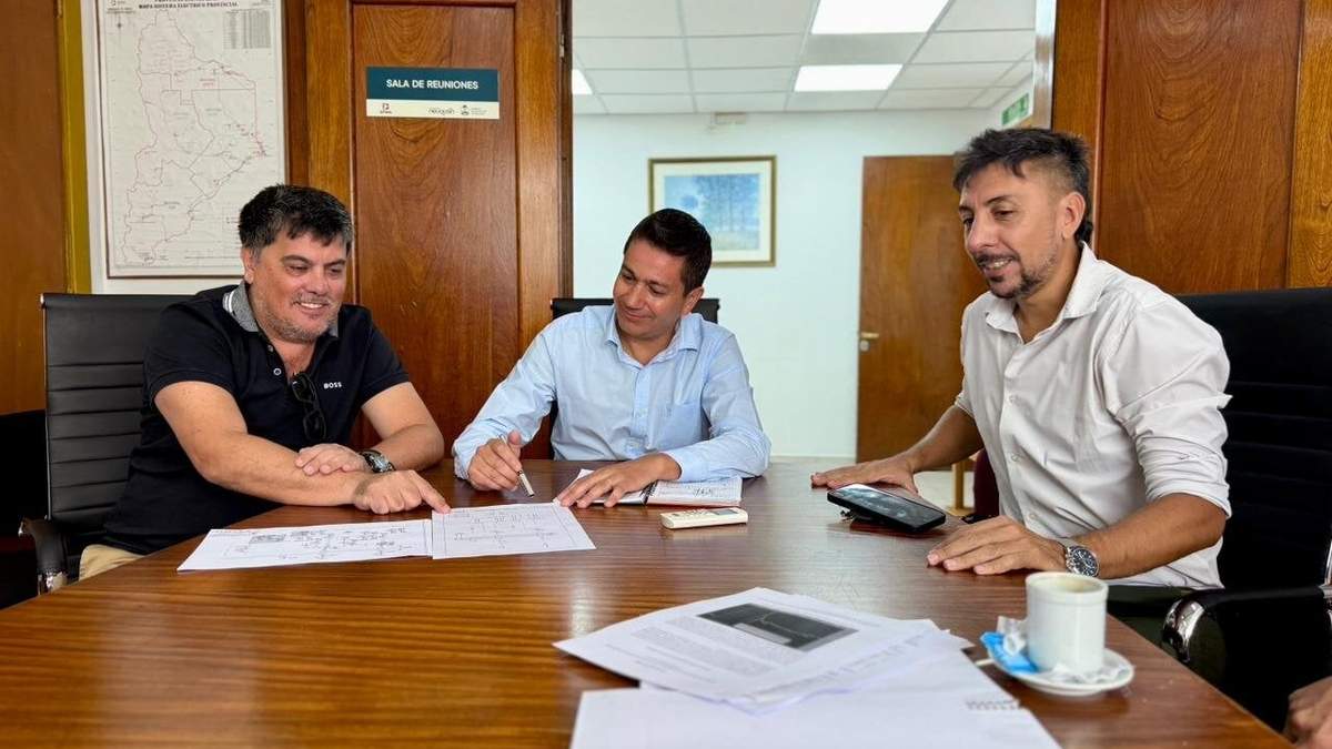 El presidente de la cooperativa, Facundo Gaitan y representantes de Cammesa. Fuente: (Facebook)