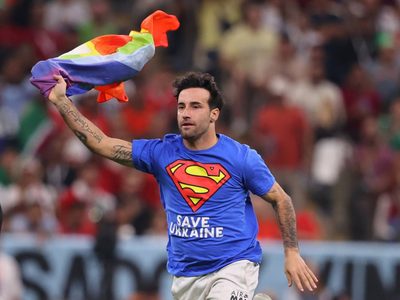 Esta sanción impusieron al aficionado que protestó en la cancha contra la discriminación en Qatar
