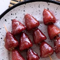 Tanghulu: la deliciosa receta viral coreana para hacer fruta caramelizada en pocos minutos