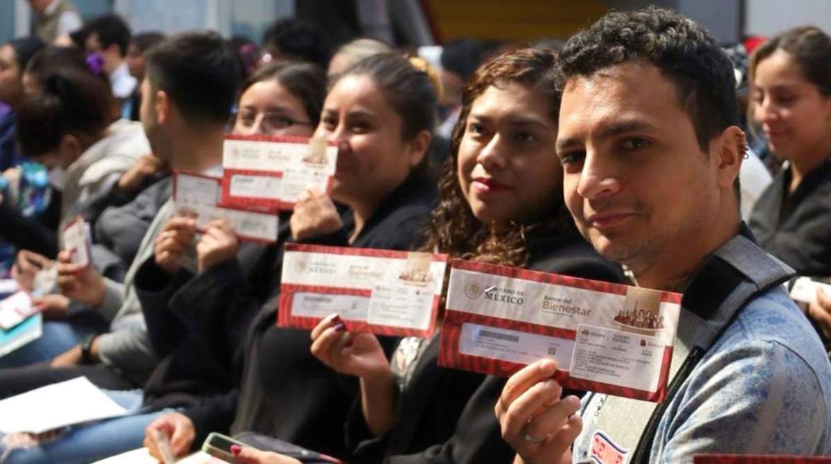Jóvenes reciben sus tarjetas de beneficiarios