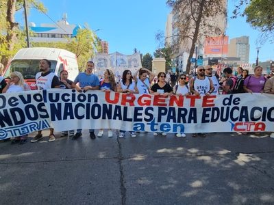 Docentes de Neuquén marcharon por el centro de la ciudad y reclamaron el derecho a la educación "pública" y de "calidad"