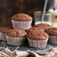 Si tenés bananas maduras y no sabes qué preparar: hacete estos muffins extra esponjosos con chocolate