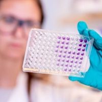 AstraZeneca y Oxford reconocen error que genera dudas sobre resultados de su vacuna