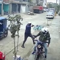 Albañiles lanzan un costal de cemento a sujetos que asaltaban a un motociclista