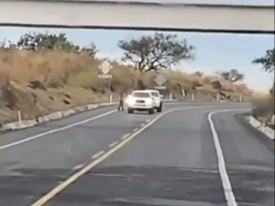 Video muestra el robo con violencia de una camioneta en la Autopista Siglo XXI en Michoacán