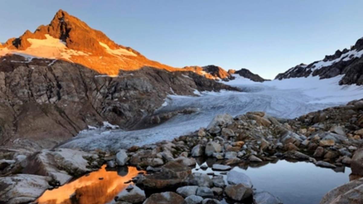 Pico Sentinel Iluminado Al Atardecer Junto Al Glaciar South Cascade, En La Cordillera Cascade