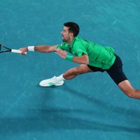 Djokovic iguala dos récords históricos y gana su partido número 100 en el Abierto de Australia