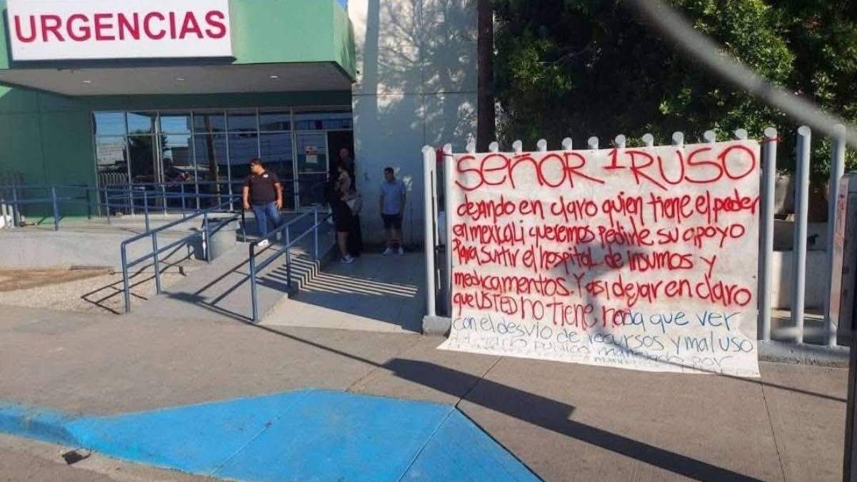 Colocan manta en el Hospital General de Mexicali en el que se pide apoyo a presunto narcotraficante para surtir de insumos y medicamentos