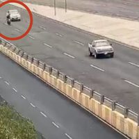 Video muestra a conductor arrollando a presuntos ladrones en Querétaro