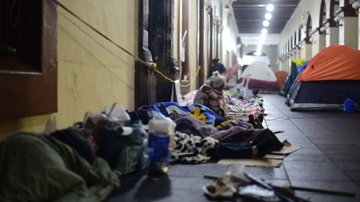 Familiares de desaparecidos de Veracruz pernoctan afuera del Palacio de Gobierno, en Xalapa