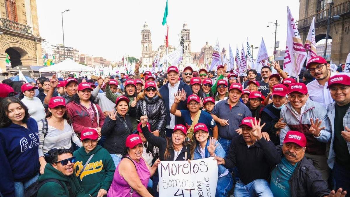 Comitiva de Morelos en festejo por siete años de la 4T en el Zócalo de la CDMX