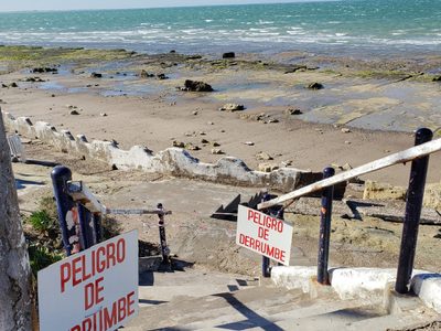 Los desprendimientos en Las Grutas ponen en alerta a los turistas