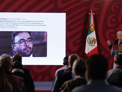 AMLO reprocha que AT&T contrató a extitular del IFT