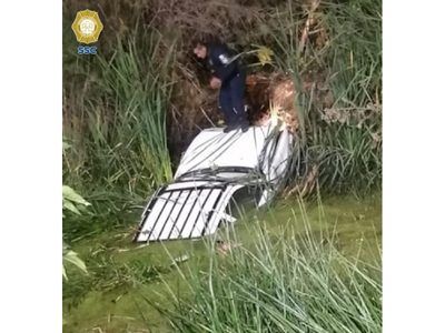 Robó auto y terminó dentro de un canal de aguas negras en Tláhuac