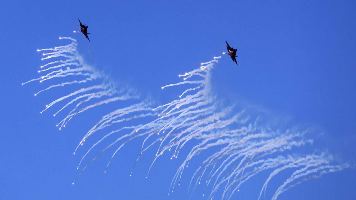 Cazas F-35A de la Fuerza Aérea surcoreana lanzan bengalas durante las maniobras conjuntas entre Corea del Sur y Estados Unidos en el Campo de Entrenamiento de Seungjin en Pocheon, Corea del Sur, el jueves 6 de marzo de 2025