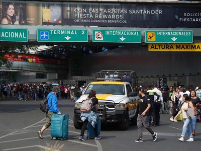 La CNTE cumple su amago y bloquea los accesos a las dos terminales del AICM (Video)