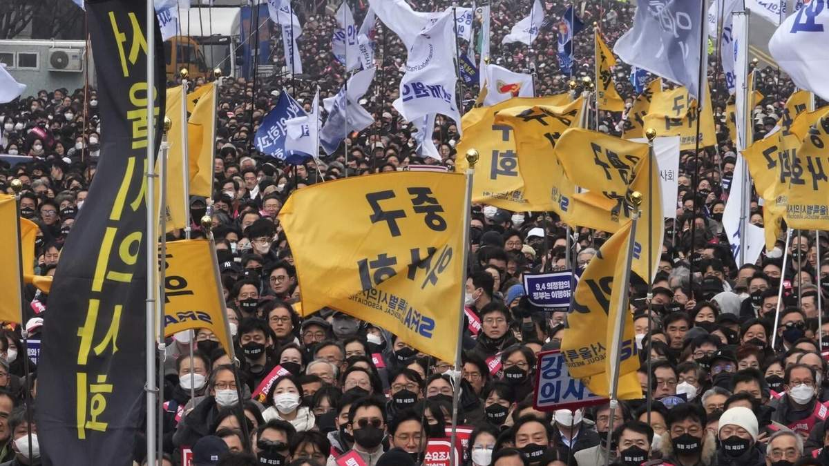 Doctores participan en una huelga contra la política médica del gobierno, en Seúl, Corea del Sur