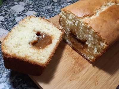 Budín relleno de dulce de leche: fácil y tentador, la receta que vas a querer comer todos los días en la merienda