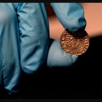 Tesoro de monedas enterradas hace más de mil años y encontradas en Inglaterra se vende en 5.6 mdd
