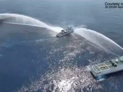 Barcos chinos disparan cañones de agua contra barcos filipinos en aguas disputadas
