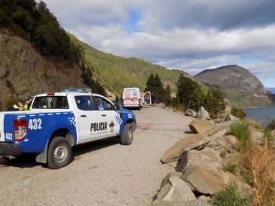Un vehículo estuvo a punto de caer en el lago Lácar