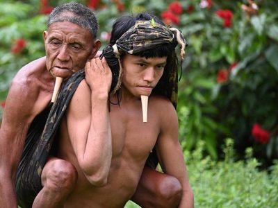 Un joven indígena de Brasil cargó a su padre 12 horas sobre su espalda para llevarlo a vacunar