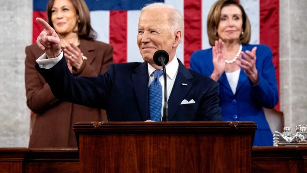 Joe Biden durante su discurso del Estado de la Unión, acompañado de Kamala Harris y Nancy Pelosi