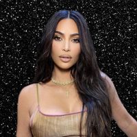 Fiel a los clásicos, Kim Kardashian brilla con outfits en colores oscuros para toda hora