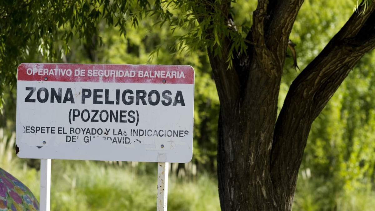 Muchas personas suelen cruzar a los islotes del balneario Sandra Canale de Neuquén. Fuente: (Emiliano Ortiz).