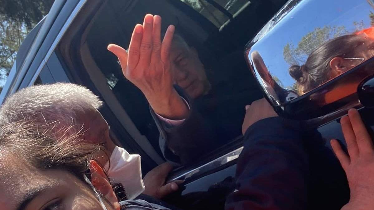 Estudiantes de la UDLAP interceptaron a López Obrador durante su gira por Puebla