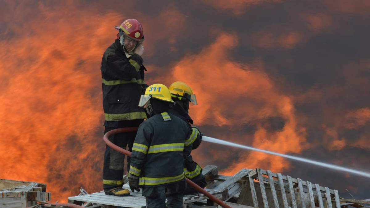 Los bomberos combatieron las fuertes llamas en Villa Insuperable. Fuente: (Twitter)