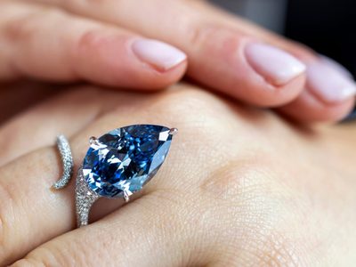 Diamante "Mellon Blue" se vende por 26.6 millones dólares durante subasta en Suiza