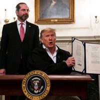 Trump firma fondo de emergencias por 8 mil 300 mdd; descarta pánico por Covid-19