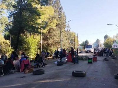 Trabajadores de ATE levantaron el corte en la ruta de Loncopué, pero sigue el paro