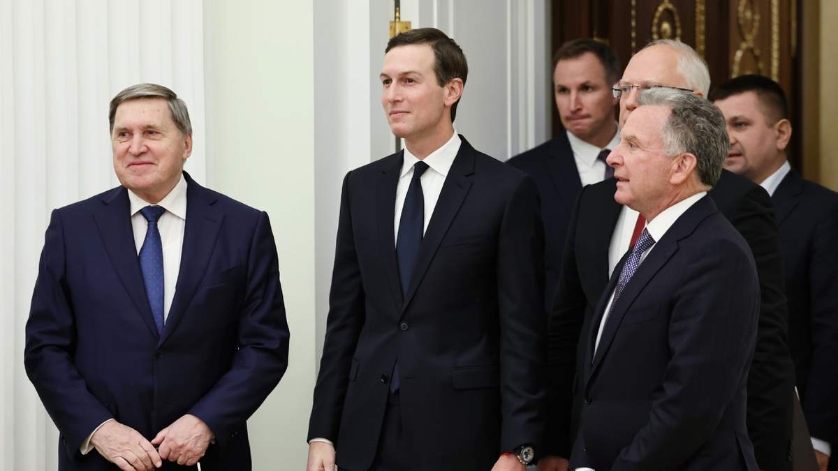 El asesor presidencial ruso de política exterior Yuri Ushakov, a la izquierda, Jared Kushner, yerno de presidente de Estados Unidos, el enviado especia de EU Steve Witkoff en Moscú