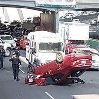 Vuelca auto en carriles centrales y paraliza Periférico sur en la CDMX