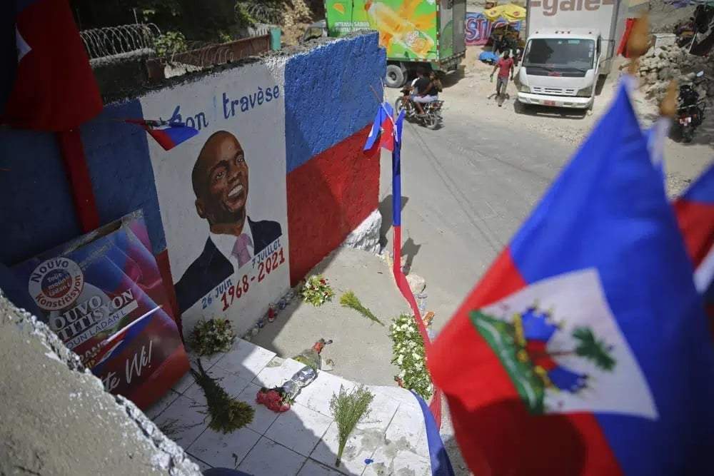 Un mural con el retrato del difunto presidente Jovenel Moïse adorna una pared en el vecindario Kenscoff de Puerto Príncipe, 21 de julio de 2021