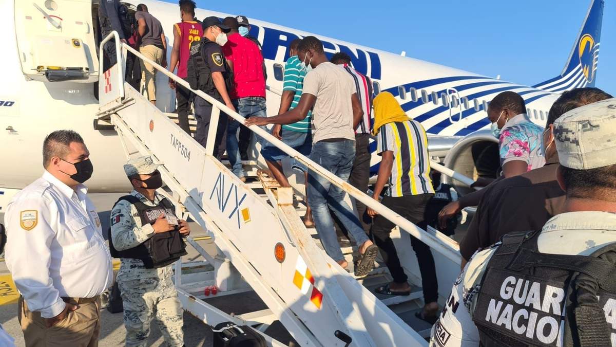 Haitianos son deportados a su país