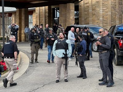 Agentes abaten a hombre armado que embistió con vehículo una sinagoga de Michigan