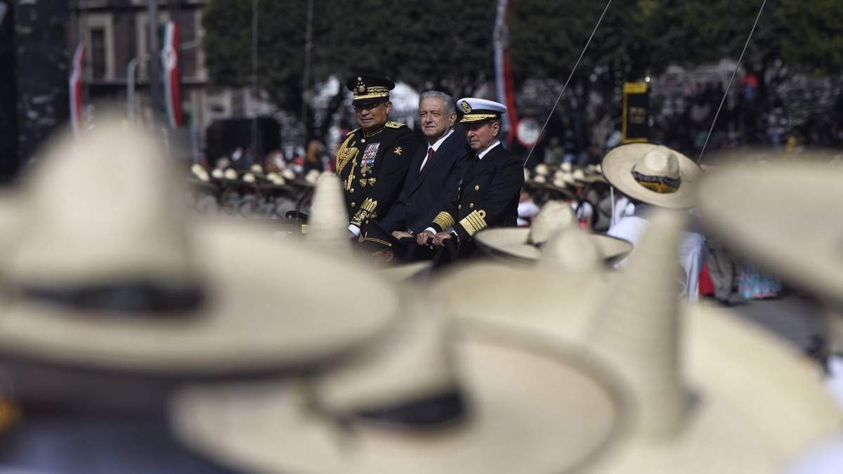 El presidente López Obrador con los secretarios de la Sedena y Marina en el desfile por el 111 Aniversario de la Revolución Mexicana