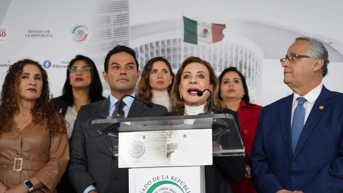 La senadora del PAN Guadalupe Murguía Gutiérrez en conferencia en el senado