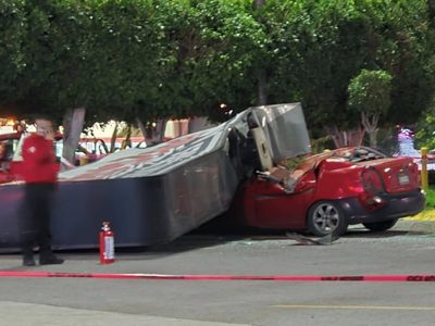Anuncio espectacular se desploma sobre un automóvil en Coacalco