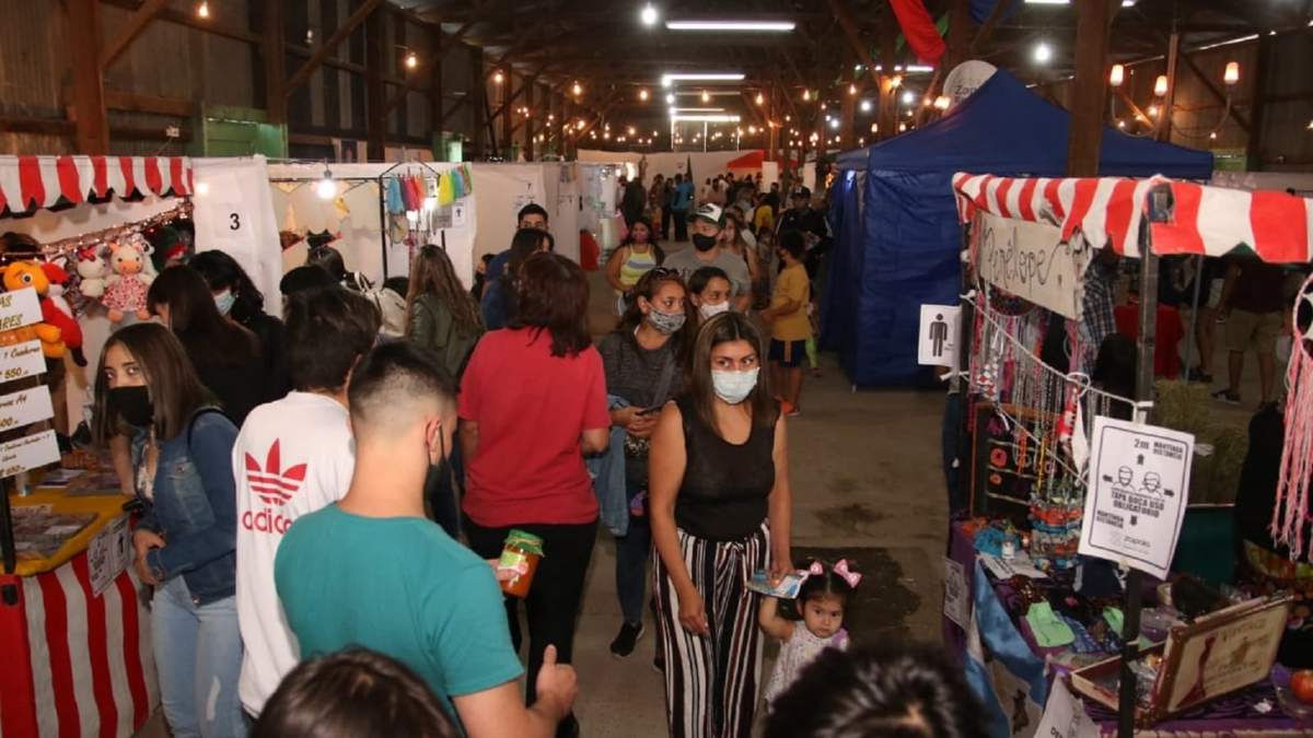 La feria de emprendedores visitada por vecinos de Zapala. Fuente: (Twitter)