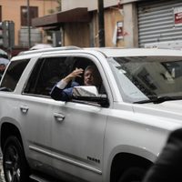 En camioneta, AMLO deja Palacio Nacional entre gritos de despedida de sus simpatizantes